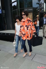 组图：杨采妮婚宴翌日携夫会亲友 称洞房好开心