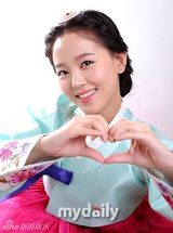 组图：姜韩娜T-ara前成员花英穿韩服拜年