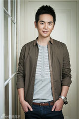 组图：张晓龙帅气写真贺新年