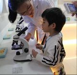 组图：张柏芝带lucas出游 母子二人学做巧克力