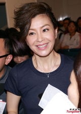 组图：邓萃雯不担心新剧收视 黄德斌横抱伍咏薇