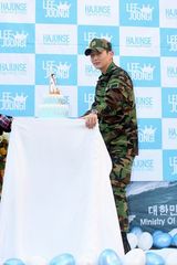 高清组图：韩星李准基退伍现场 千名粉丝迎接