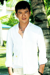 组图：郭家铭展文艺青年新海滩风