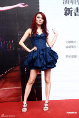 组图：张韶涵化身潘多拉公主 被俩半裸猛男抬起