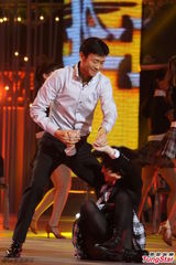 组图：郑少秋热舞扭腰不断 容祖儿不惧男友吃醋