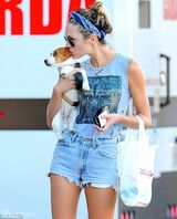 组图：超模坎蒂斯热裤街拍 美腿当床宠爱犬