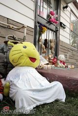 高清组图：各地粉丝祭奠杰克逊 烛光点点照亮天国路