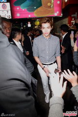 EXO-M袭港上千粉丝朝圣 两巴士相撞场面混乱