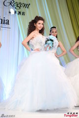 组图：李毓芬婚纱装亮相 笑容甜美妩媚动人