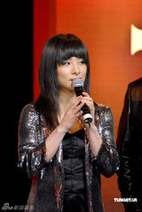 幻灯图：范冰冰垫肩装夸张抢镜 与刘璇同场争艳