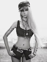 组图：乌克兰真人芭比化身牛仔女孩 秀巨胸纤腰