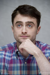 组图：丹尼尔为《杀死汝爱》拍写真 抿嘴卖萌