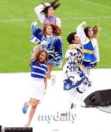 组图：刘在锡朴明秀等担任足球比赛啦啦队