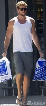 组图：小锤弟拍戏偷闲 不陪未婚妻陪老母