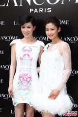 组图：佘诗曼岑丽香白裙同行 称与TVB尚有合约