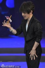 组图：王刚女儿女婿首亮相 台上庆生洋女婿表演武术