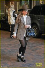 组图：Lady gaga西服礼帽配黑丝 摩登又搞怪