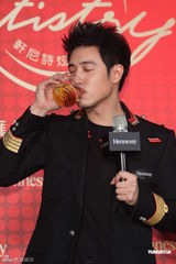 组图：潘玮柏代言洋酒 谈入围金钟奖大呼意外