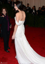 阿尔巴金色长裙赛缪斯 老牌美女波姬-小丝拄拐(图)