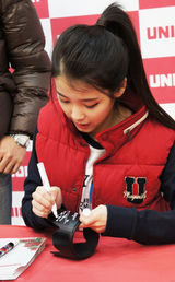 组图：韩星IU举办粉丝签名会 SBS《人气歌谣》夺冠