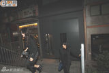 组图：张曼玉全黑型装与女伴夜蒲避镜头