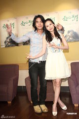 组图：柯有伦房思瑜默契宣传新片 戏中忆丧父之痛