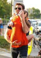 组图：汤姆-克鲁斯离婚后首探爱女 遭狗仔围堵