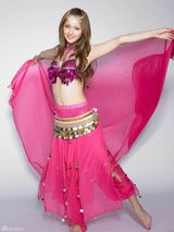 组图：佐佐木希玩变装秀 穿旗袍抱熊猫