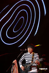 幻灯：卢广仲台北激情开唱 与歌迷共度摇滚圣诞