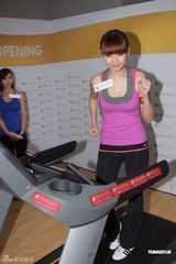 组图：高海宁吕慧仪展美好身材 肌肉教练陪伴健身