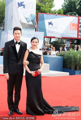 组图：金基德《圣殇》首映 赵敏秀性感长裙秀香肩