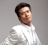 组图：唐文龙发布白色系写真 魅力演绎浪漫情人