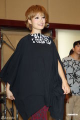 组图：容祖儿为个唱练团 青峰探班一脸睡意