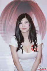 组图：女优冲田杏梨投保1亿护L奶 露深长事业线