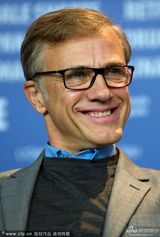 组图：柏林电影节众评委合影 梁朝伟微笑现身