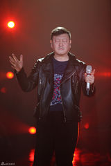 组图：周笔畅睡衣扮猫女 邓紫棋自弹自唱