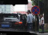 组图：窦骁购豪车 冯绍峰陪同当参谋