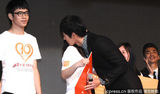组图：韩星玄彬现身上海活动遭粉丝热情熊抱