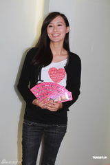 组图：《我爱HK》谢票活动 陈法拉沈卓盈大派红包