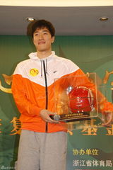 高清图：黄奕参加慈善活动 三十万拍下刘翔跑鞋