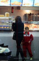 组图：贝嫂带老三买美食 踩超高跟显辣妈本色