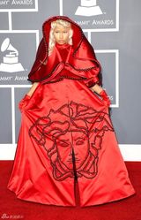 高清图：格莱美红毯妮基-米纳什红色修女装抢眼