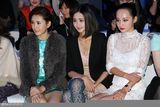 组图：吕夏应邀时装周看秀 小绿裙显娇俏