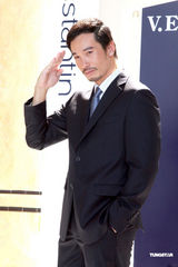 组图：陈法拉Ana R裙装性感 陈豪帅气西装亮相