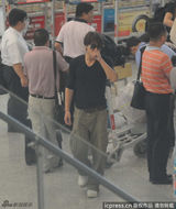 组图：言承旭休闲便装亮相 墨镜遮面笑对粉丝