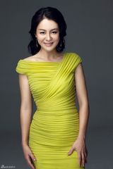 组图：沈傲君清新淡雅写真 影后绽放自信笑容