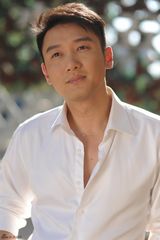 组图：巩峥春季写真 明朗儒雅尽显绅士