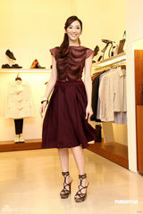 高清图：吴佩慈高腰酒瓶裙走秀 黄色套装妩媚明艳