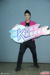 组图：潘玮柏摇下体跳哈林摇 对新恋情没有期待