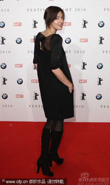 幻灯图：群星齐聚电影节之夜活动 布吉特举止出位